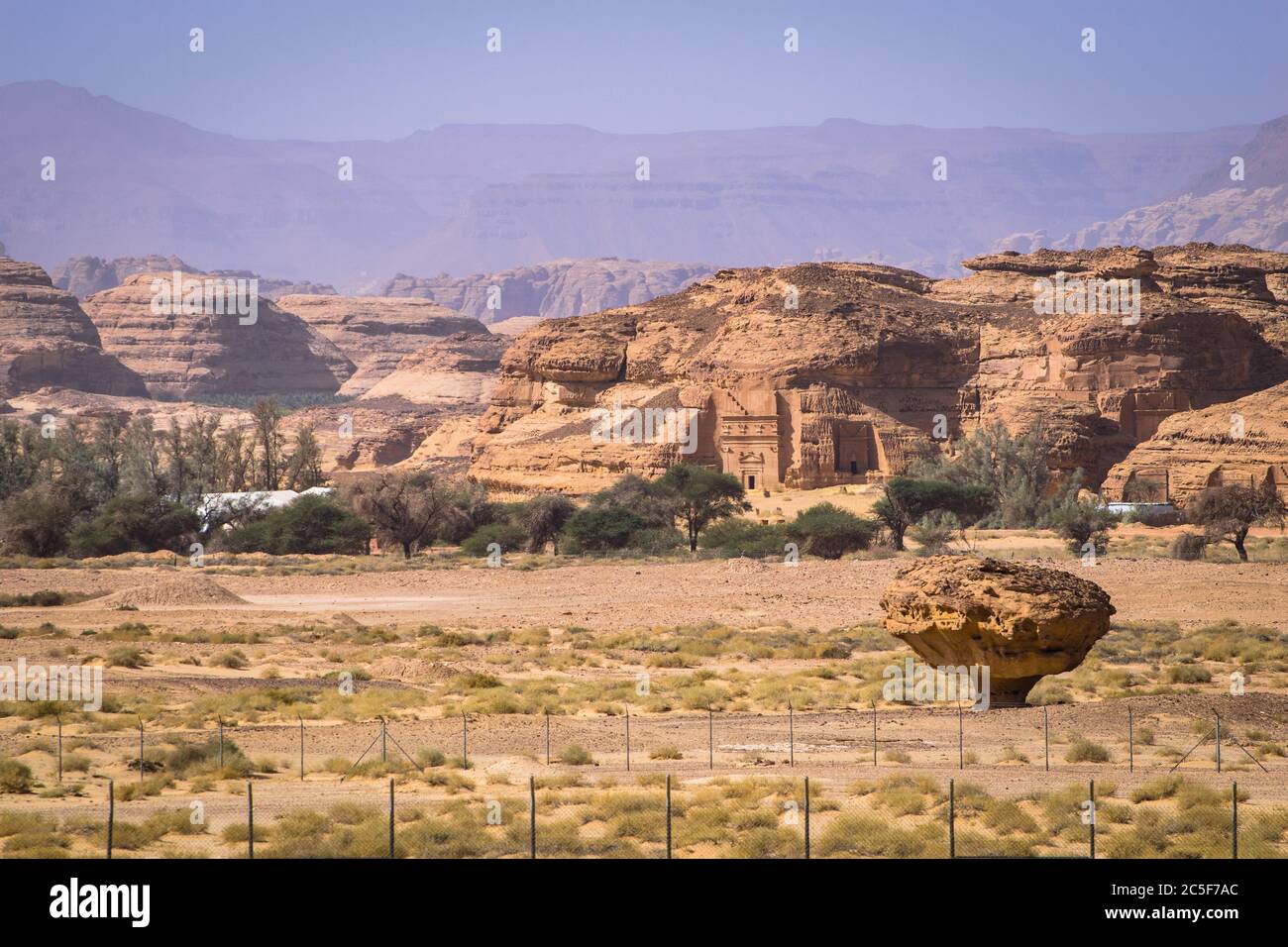 Mehrere monumentale Felsgräber, die von Nabatanern in der archäologischen Stätte Madain Salih gecraved wurden Stockfoto