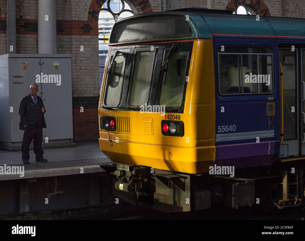 Northern Rail class 142 Pacer train 142049 wartet am Bahnhof Manchester Piccadilly Stockfoto