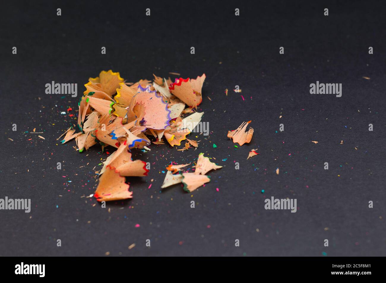 Abfall erstellt Schärfen Farbstifte in schwarzem Hintergrund Stockfoto