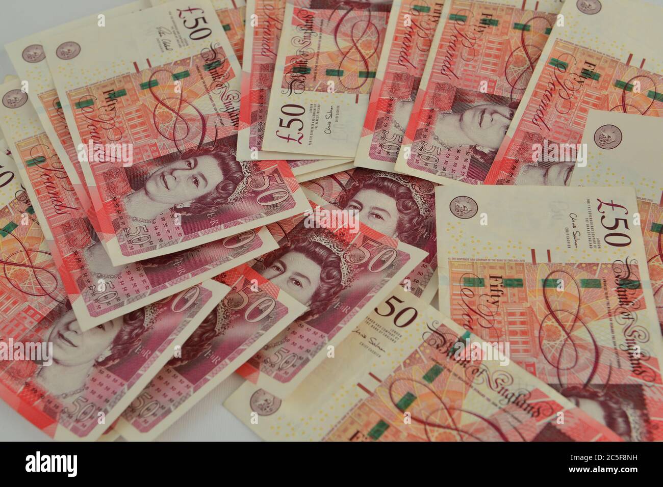 Britische Geldnote 50 Pfund auf weißem Hintergrund Stockfoto