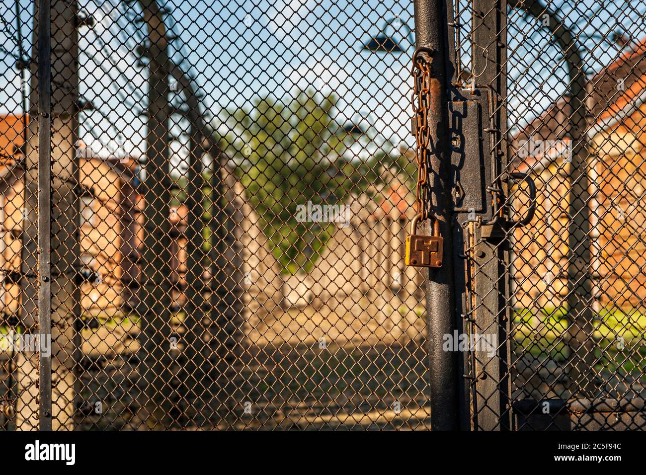 Elektrischer und Stacheldrahtzaun im Konzentrationslager Auschwitz. Denkmal gegen Völkermord Stockfoto