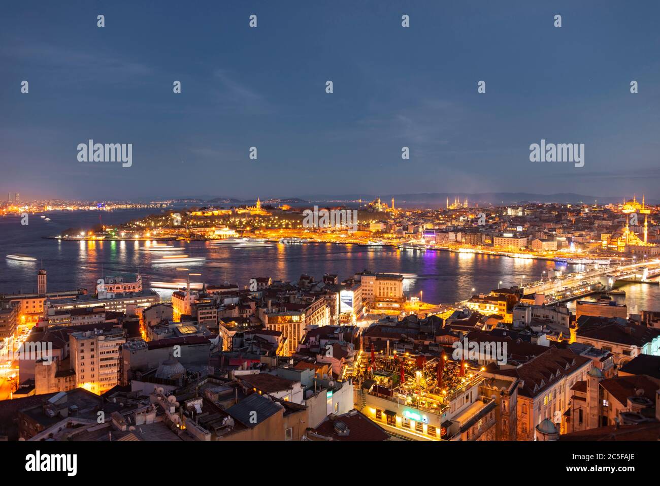 Blick auf die Stadt in der Abenddämmerung, Yeni Cami Moschee und Beyazit Camii, Sultan Ahmet Camii und Hagia Sophia Moschee, Galata Brücke, Golden Horn, Bosporus, Fatih Stockfoto