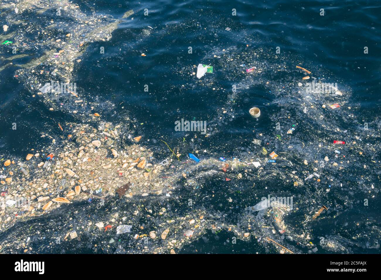 Müllteppich schwimmt auf der Wasseroberfläche, Golden Horn, Istanbul, Türkei Stockfoto
