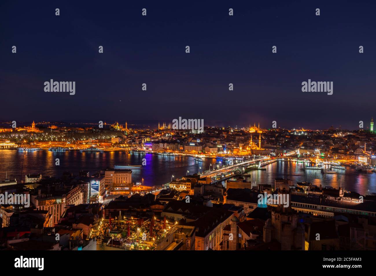 Blick auf die Stadt bei Nacht, Moschee Yeni Cami und Beyazit Camii, Moschee Sultan Ahmet Camii und Hagia Sophia, Sueleymaniye Camii, Galata-Brücke, Golden Horn Stockfoto