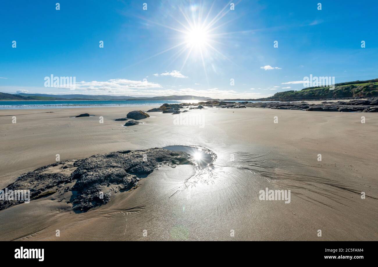 Steine am Sandstrand, Strand, Porpoise Bay, Catlins, Southland, Südinsel, Neuseeland Stockfoto