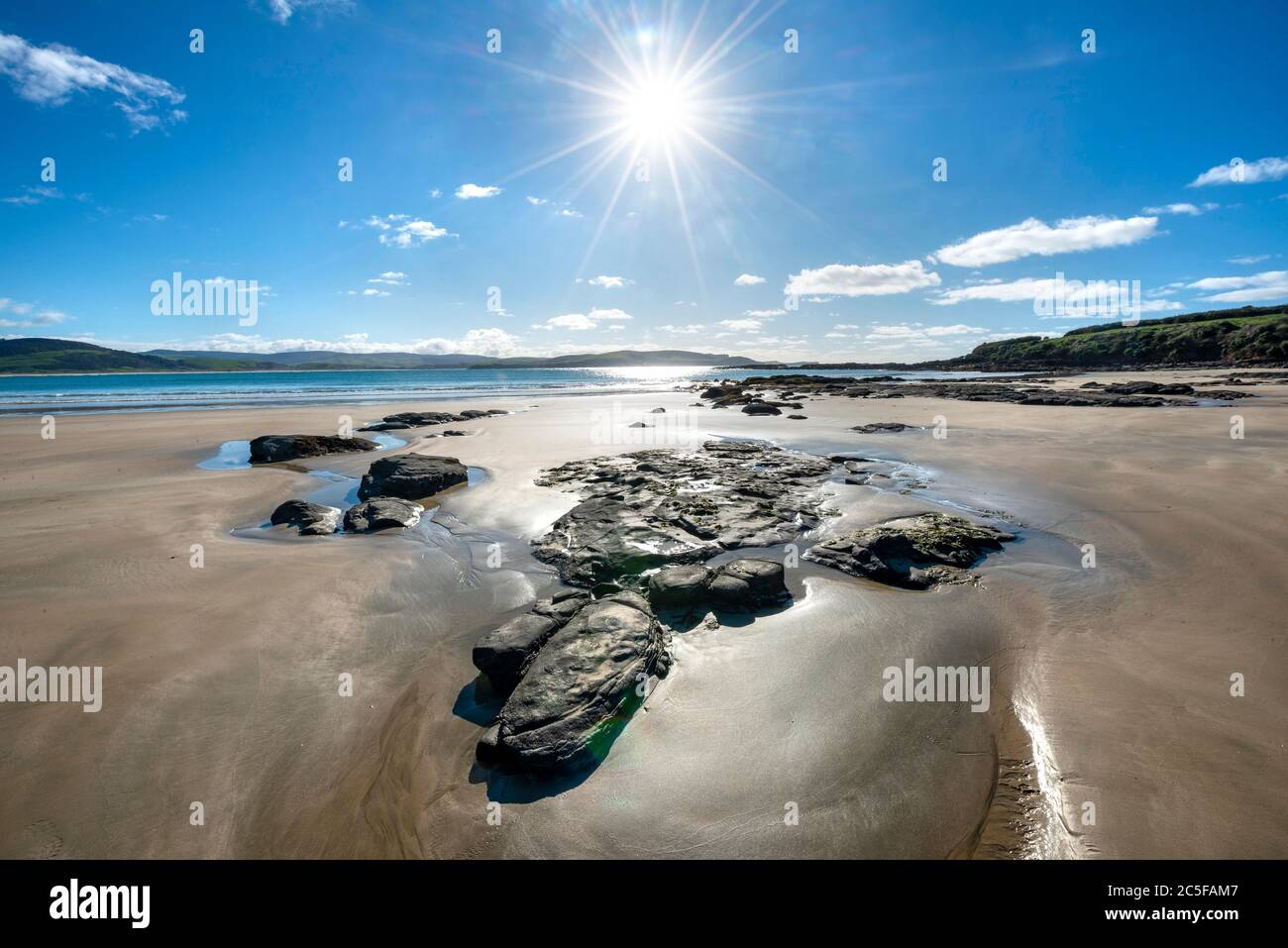 Steine am Sandstrand, Strand, Porpoise Bay, Catlins, Southland, Südinsel, Neuseeland Stockfoto