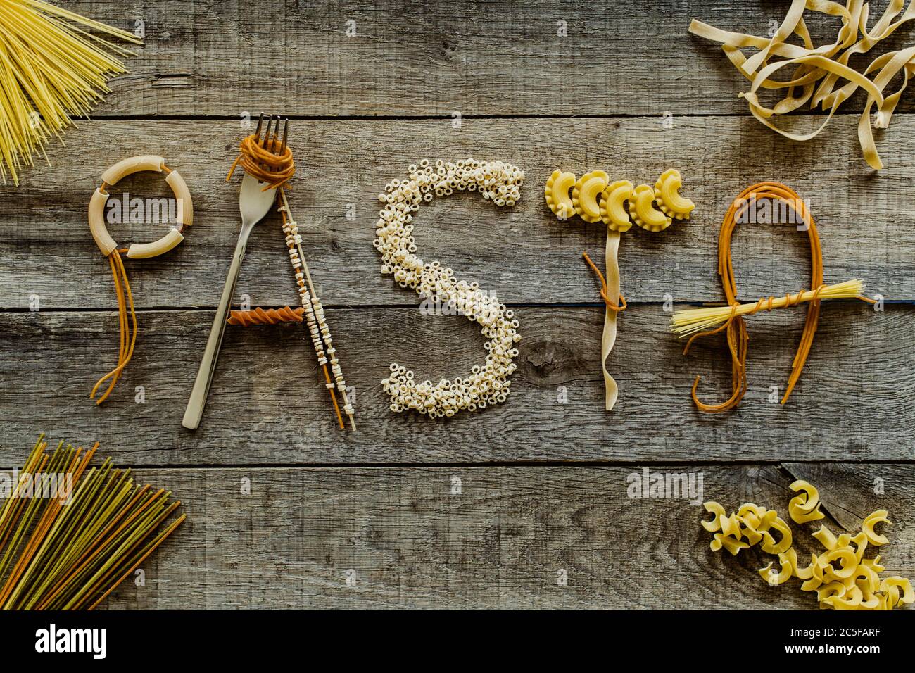 Wort Pasta aus verschiedenen Nudeln auf Holztisch, Pasta Stockfoto