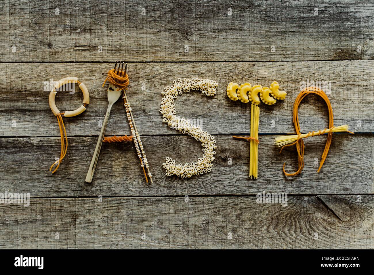Wort Pasta aus verschiedenen Nudeln auf Holztisch, Pasta Stockfoto