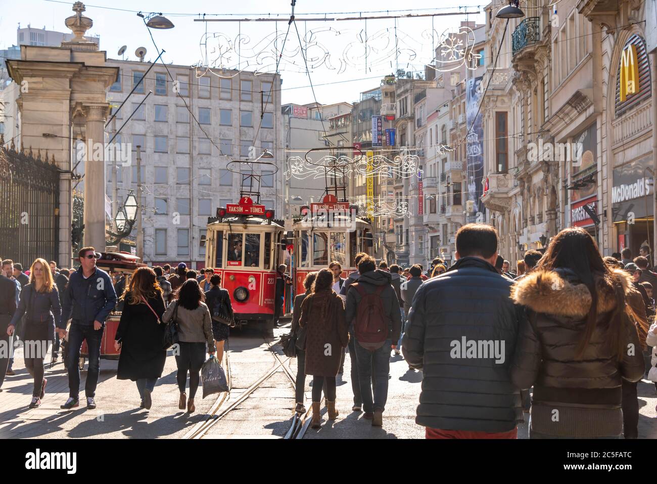 Historische Straßenbahnen zwischen Menschenmengen, Istiklal Caddesi, Independence Street, Istanbul, Türkei Stockfoto