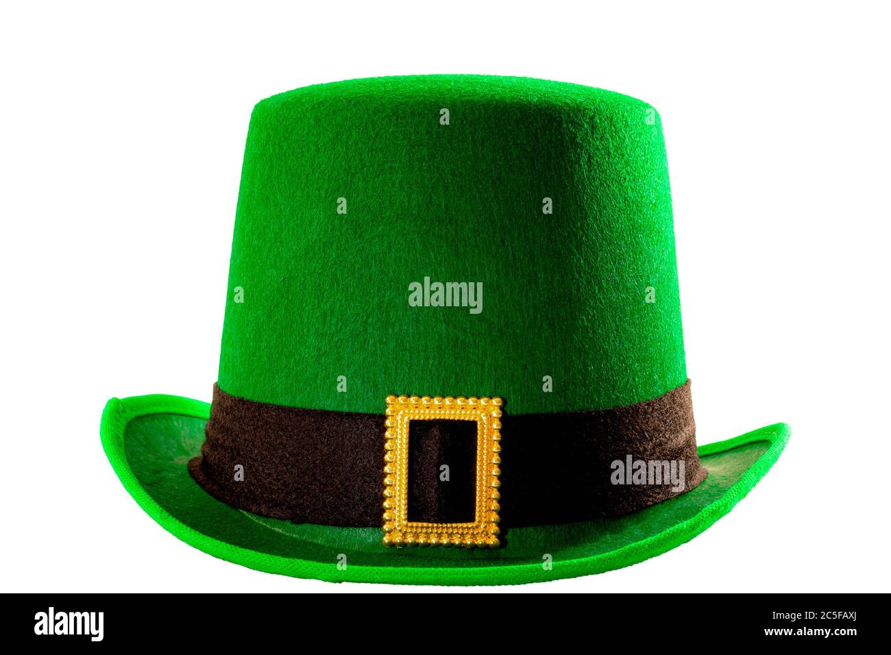 St. Patricks Tag Meme und März 17 Konzept mit Vorderansicht eines grünen Parade Hut mit einem Gürtel und Schnalle isoliert auf weißem Hintergrund mit einem Clip Pfad c Stockfoto