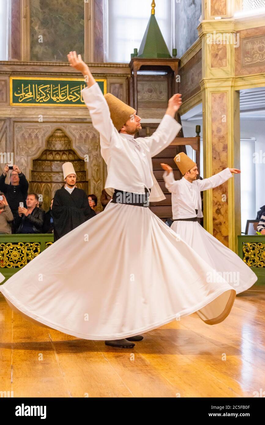 Tanzende Derwische aus dem Sufi Mevlevi-Orden, Sema-Zerimonie, Derwisch-Tanz, Sema, Mevlevihanesi Muezesi, Istanbul, Tuerkei Stockfoto