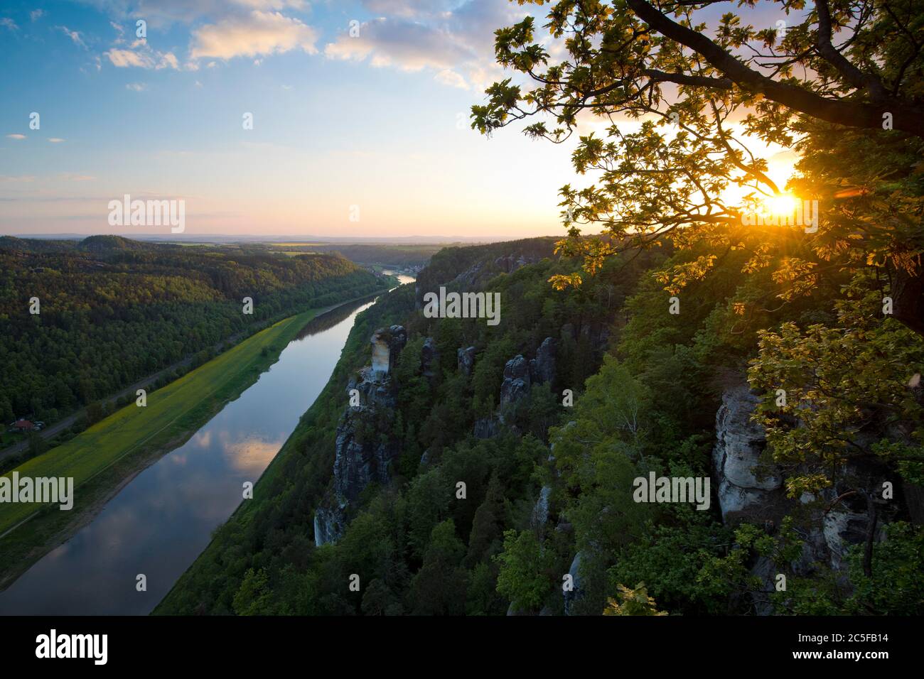 Blick bei Sonnenuntergang von der Bastei, Blick über die Elbe, Elbsandsteingebirge, Nationalpark Sächsische Schweiz, Sachsen, Deutschland Stockfoto