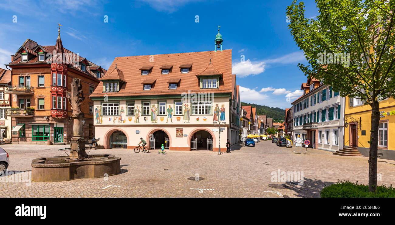 Blick auf die Stadt mit Rathaus, Hasslach im Kinzigtal, Schwarzwald, Baden-Württemberg, Deutschland Stockfoto