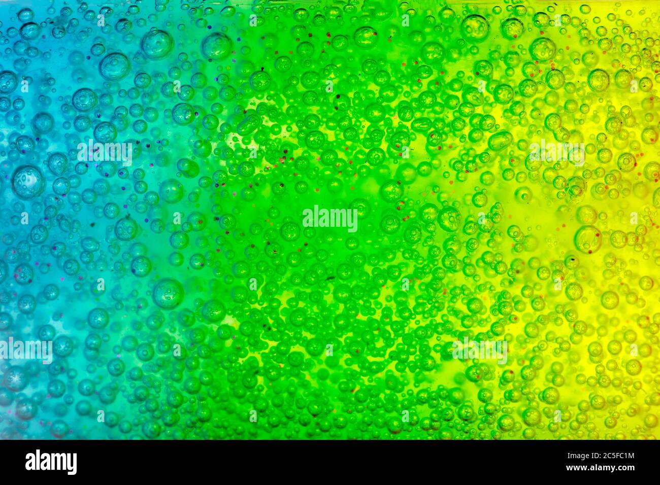Abstrakt strukturierter Hintergrund transparent blau, grün und gelb Gel. Weichfokus. Stockfoto
