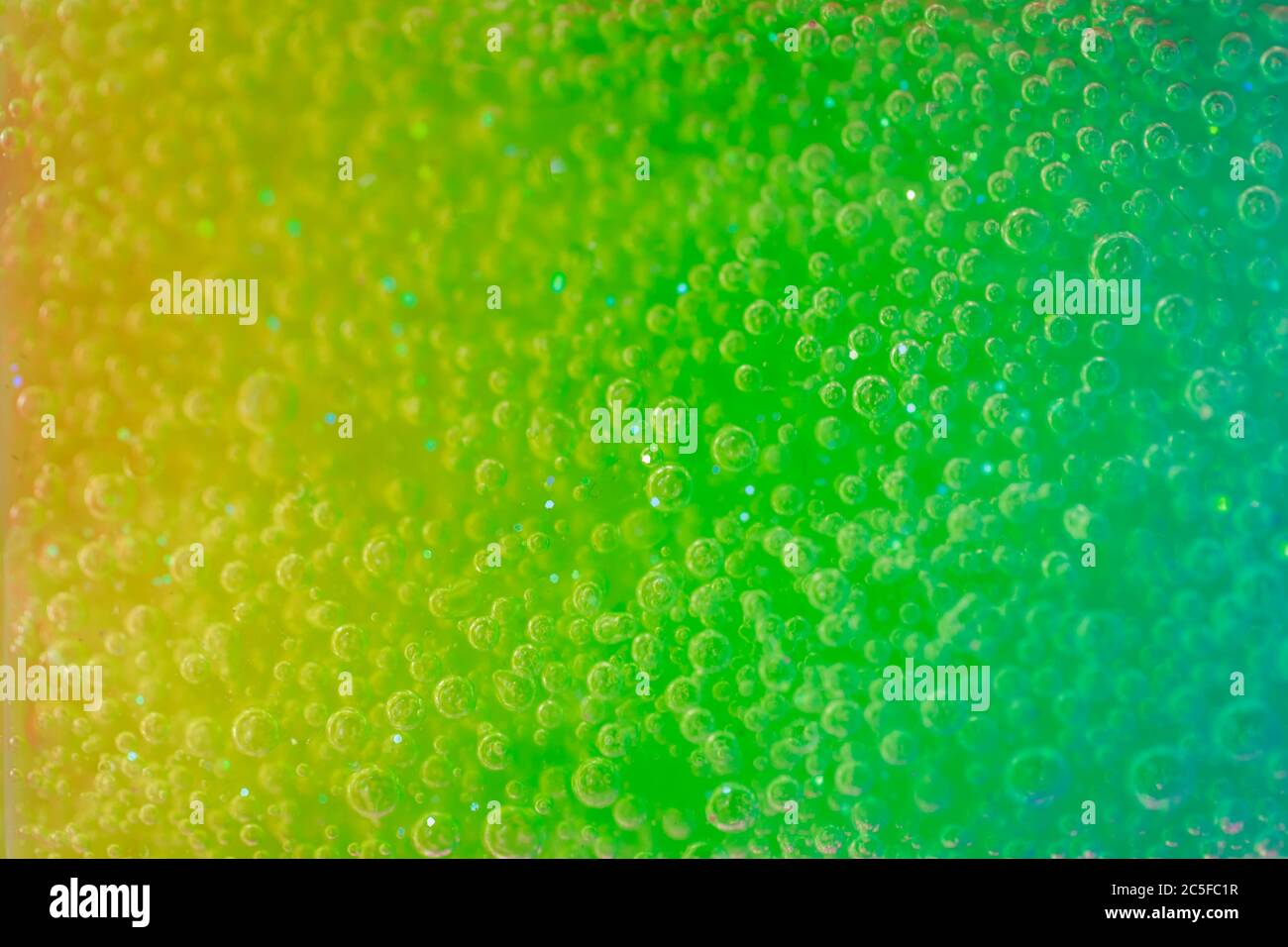 Abstrakt strukturierter Hintergrund transparent orange, grün und gelb Gel. Weichfokus. Stockfoto