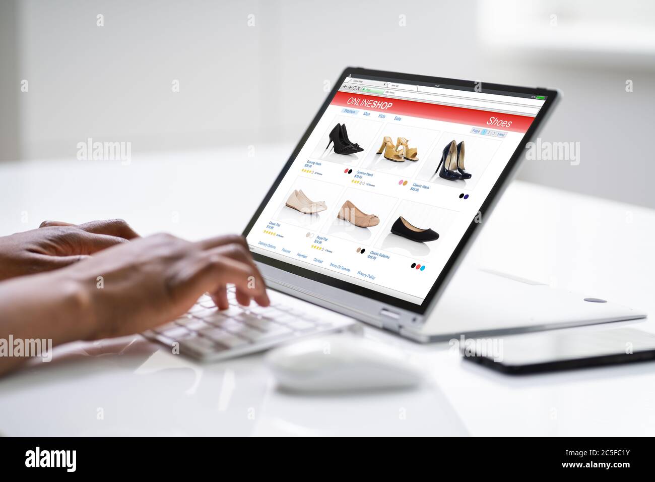 Afroamerikanische Frau Einkaufen Auf Convertible Laptop Stockfoto