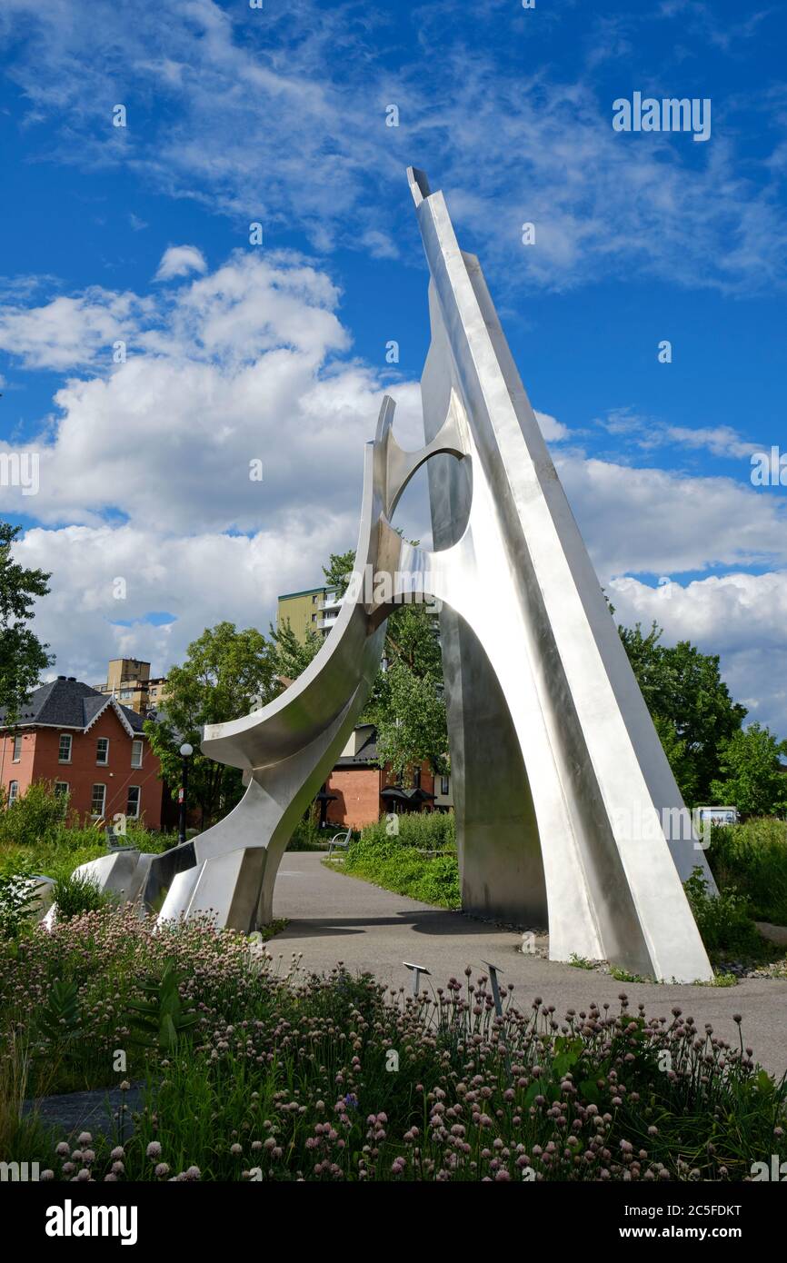 arktisch inspirierte Eisberg-Skulptur, entworfen vom Bildhauer Bill Lishman, auf dem Gelände des Canadian Museum in Ottawa, Kanada Stockfoto