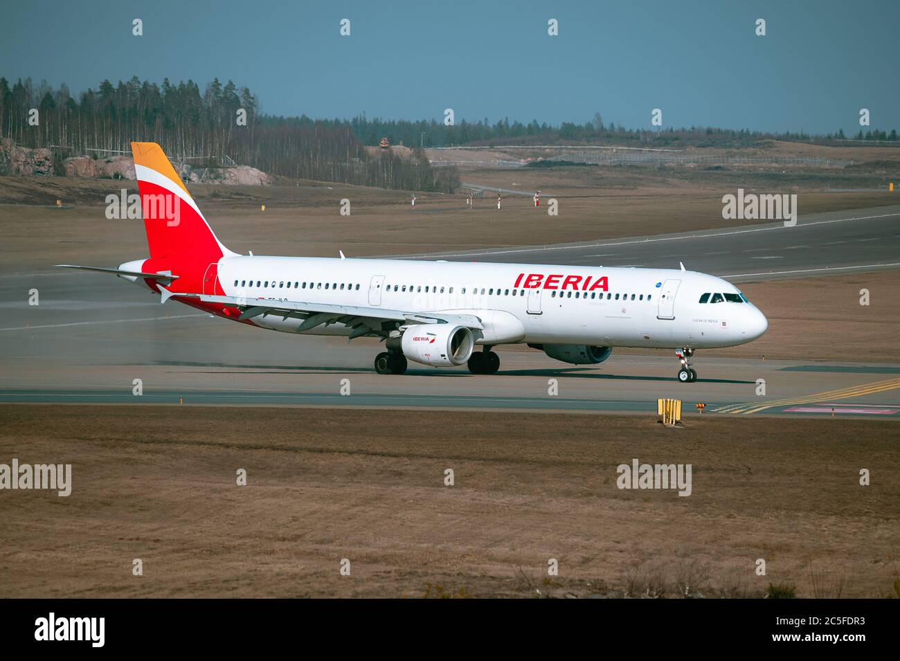 Helsinki / Finnland - 4. APRIL 2019: Ein Airbus-Flugzeug der spanischen Iberia rollt am Helsinki-Vantaa Airport. Stockfoto