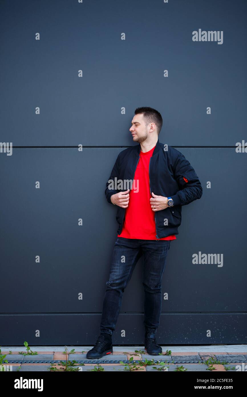 Black jeans red t shirt on sale