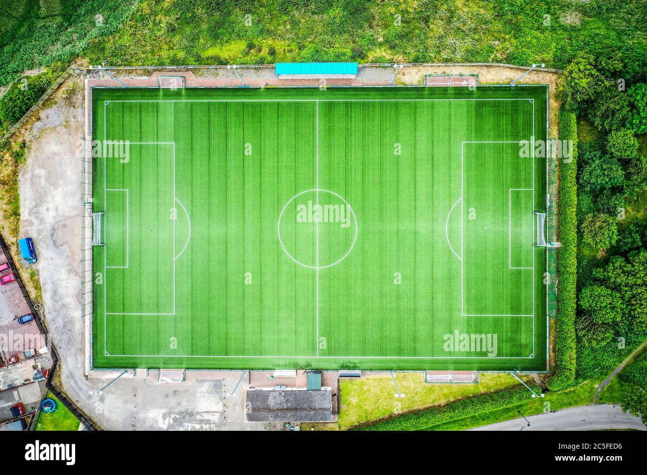 Luftdrohne Draufsicht auf den Fußballplatz Stockfoto