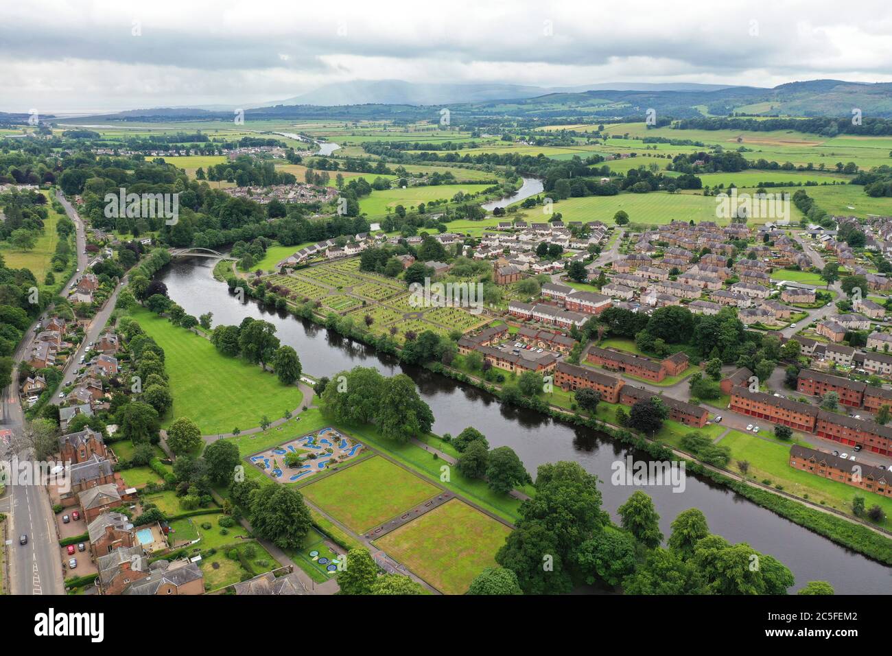 Luftdrohnenansicht von Dumfries mit Dock Park und River Nith Stockfoto