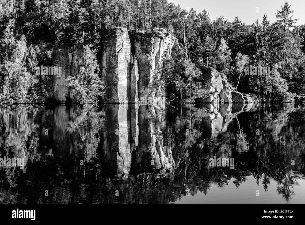 Sandsteinfelsen spiegeln sich im Teich von Vezak, Tschechisch: Vezicky rybnik, Böhmisches Paradies, Tschechisch: Cesky Raj, Tschechische Republik. Schwarzweiß-Bild. Stockfoto