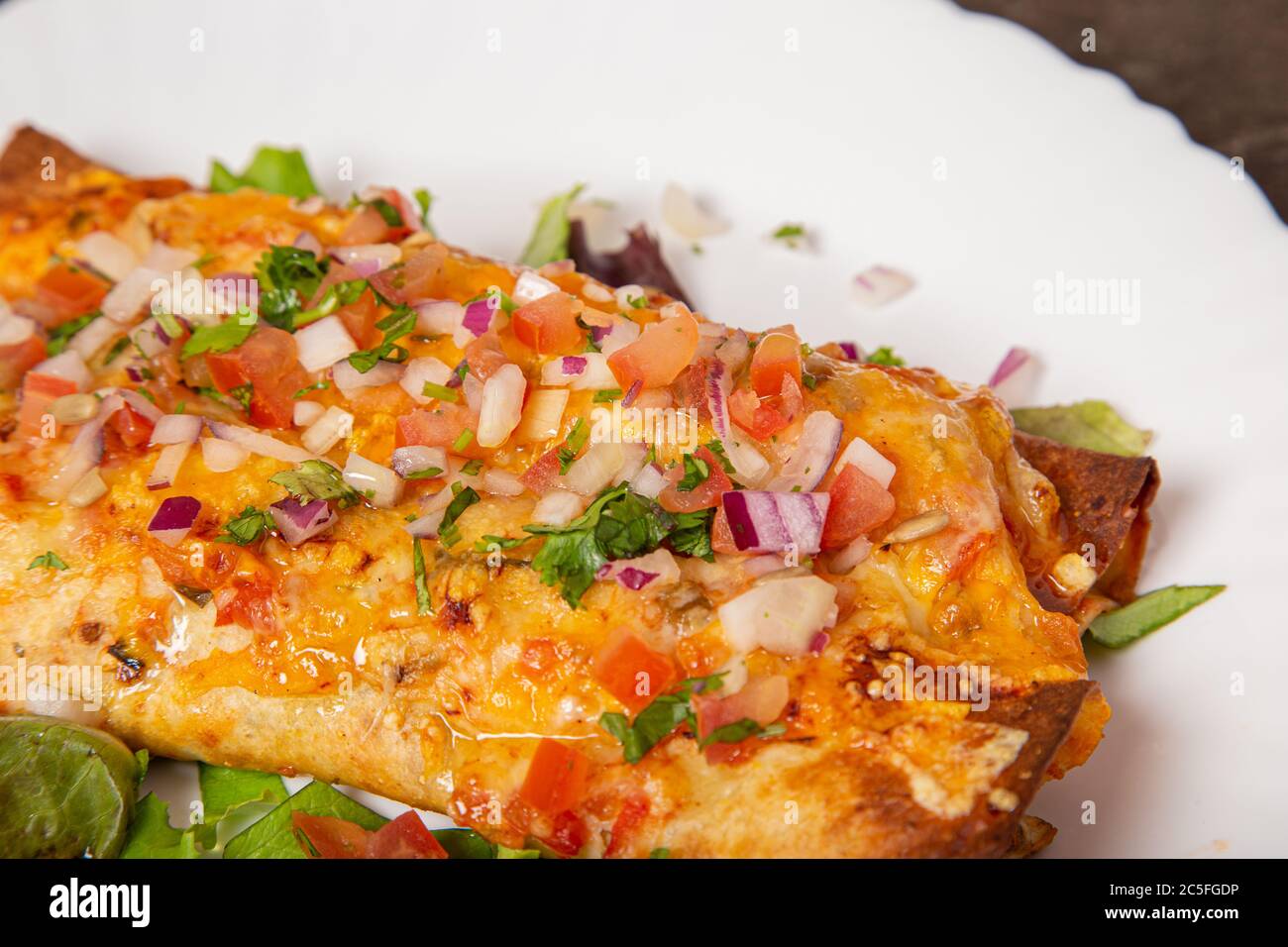 Köstliche mexikanische Huhn Enchilada mit GEMÜSE PICADILLO Stockfoto