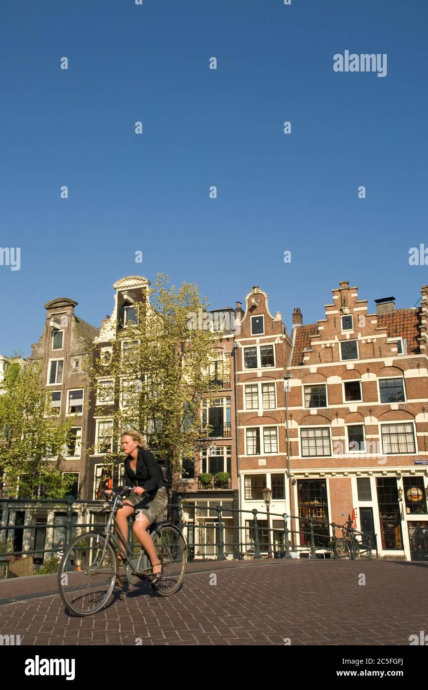 Lady Radfahren auf der Brücke Brouwersgracht, Amsterdam, Holland Stockfoto