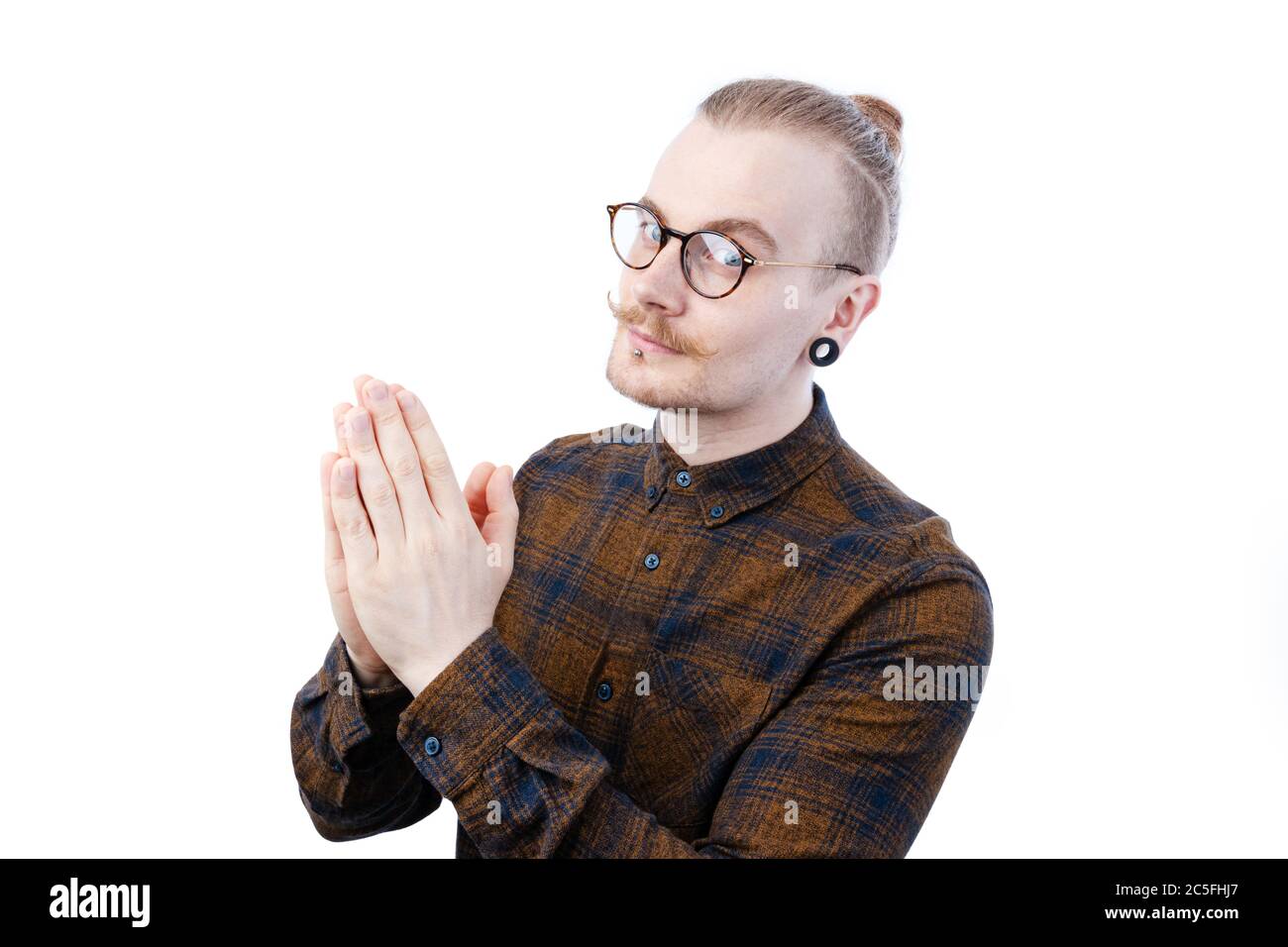 Hipster Mann trägt eine Brille mit Händen in Gebetshaltung Stockfotografie  - Alamy