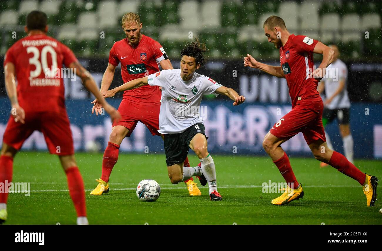 Bremen, Deutschland. Juli 2020. Fußball: Bundesliga - Absteiger, Werder  Bremen - 1. FC Heidenheim im Wohninvest Weserstadion: Die Bremer Yuya Osako  im Einsatz mit Heidenheims Verteidigung. Bremen - Heidenheim getrennt 0:0.  Quelle: