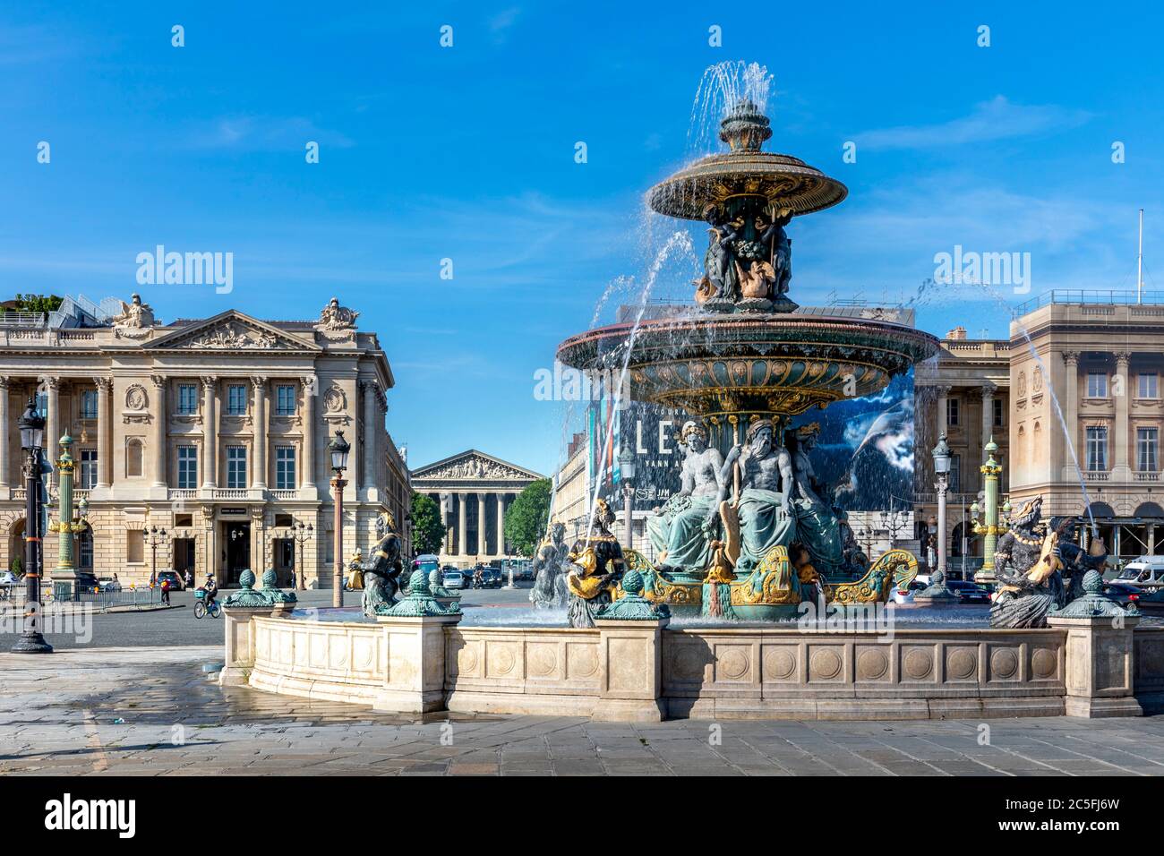 Paris, Frankreich - 23. Juni 2020: Flussbrunnen am Place de la Concorde mit der Madeleine-Kirche im Hintergrund in Paris Stockfoto