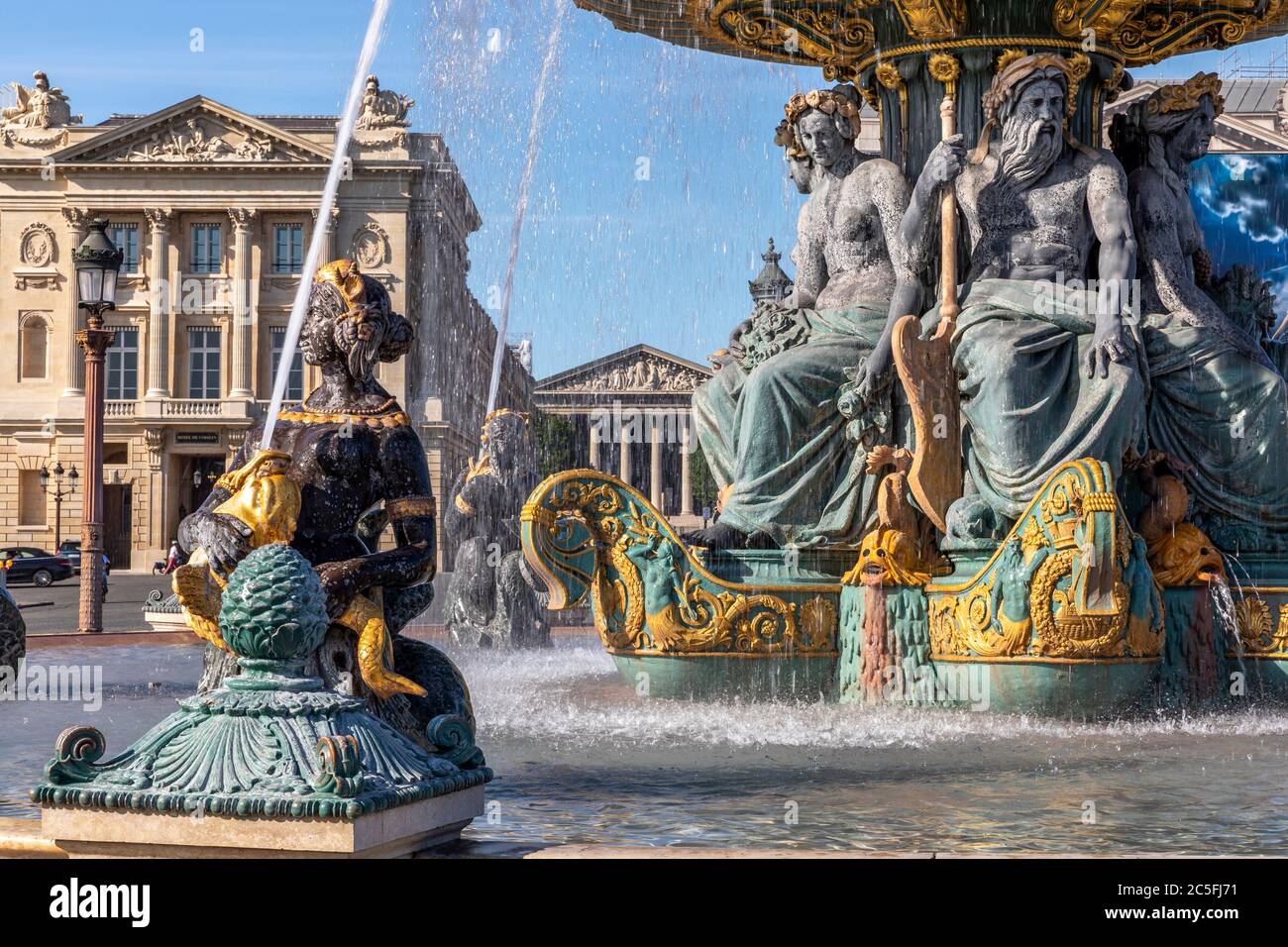 Paris, Frankreich - 23. Juni 2020: Flussbrunnen am Place de la Concorde mit der Madeleine-Kirche im Hintergrund in Paris Stockfoto