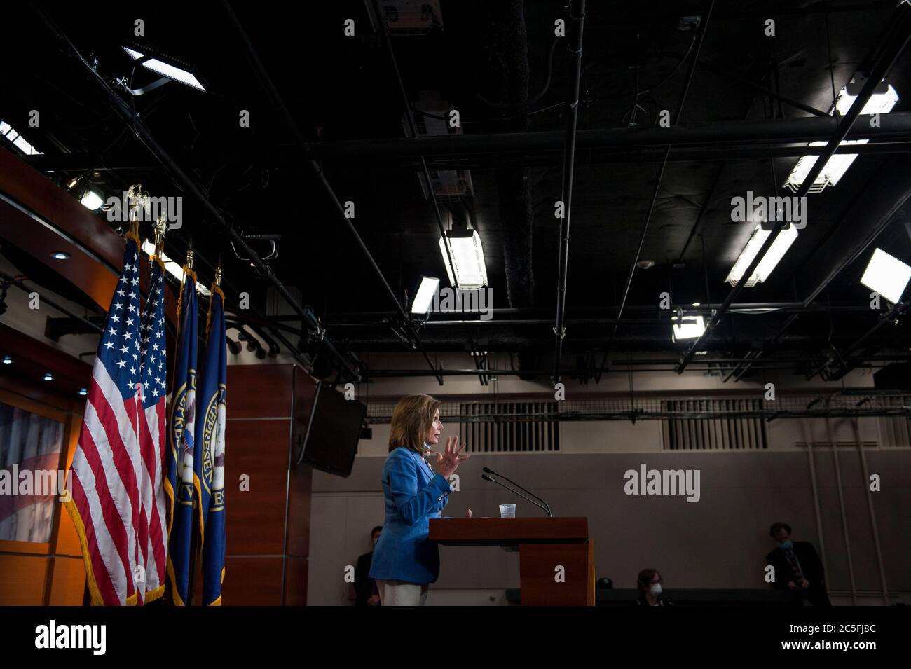 Die Sprecherin des Repräsentantenhauses der Vereinigten Staaten, Nancy Pelosi (Demokratin von Kalifornien), hält während ihrer wöchentlichen Pressekonferenz im US-Kapitol in Washington, DC, Bemerkungen und nimmt Fragen von Reportern auf., Donnerstag, 2. Juli 2020. Kredit: Rod Lampey/CNP /MediaPunch Stockfoto