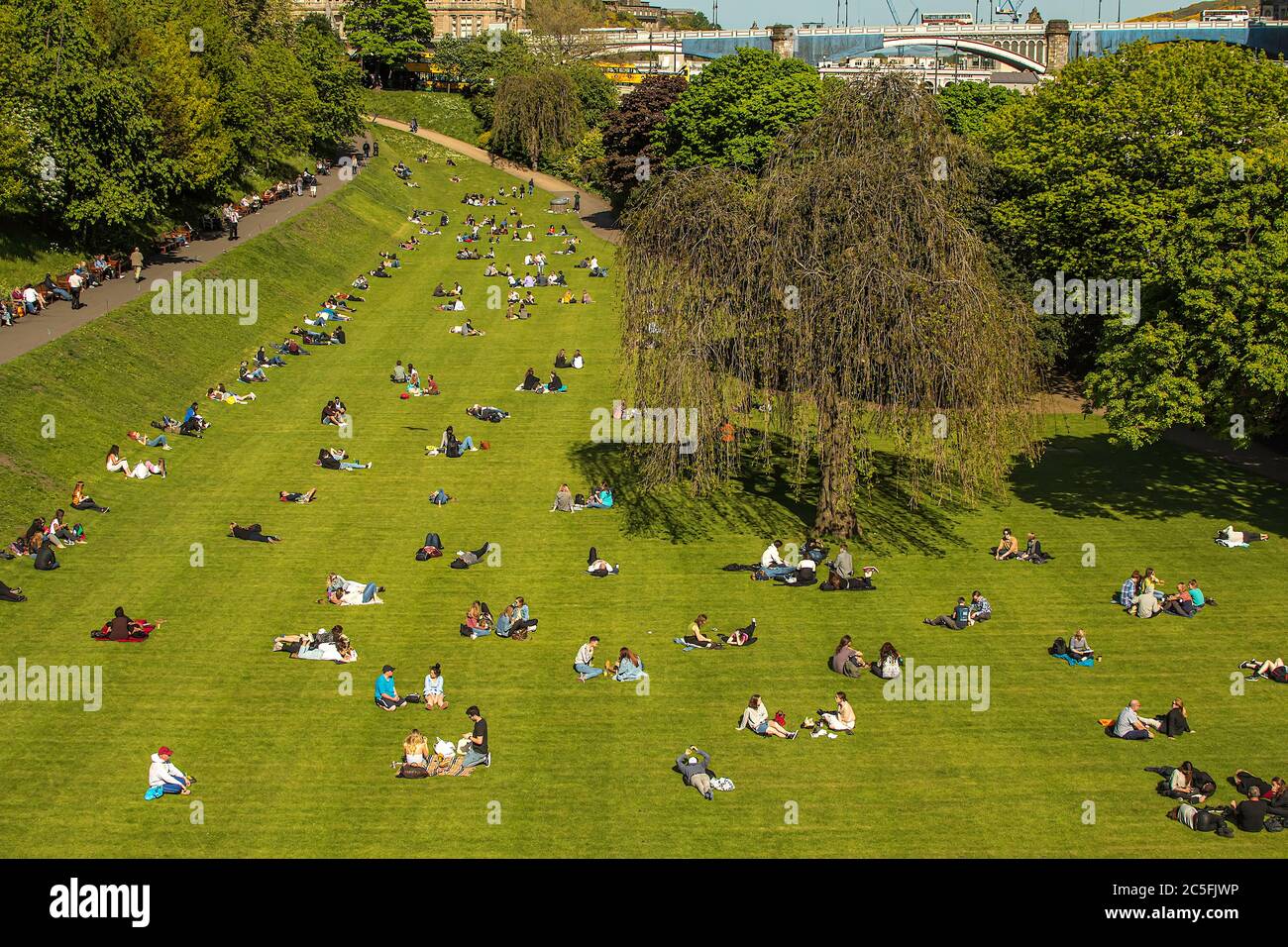 Gruppen von Menschen, die in den West Princess Street Gardens, Edinburgh, Schottland, Geselligkeit. Stockfoto