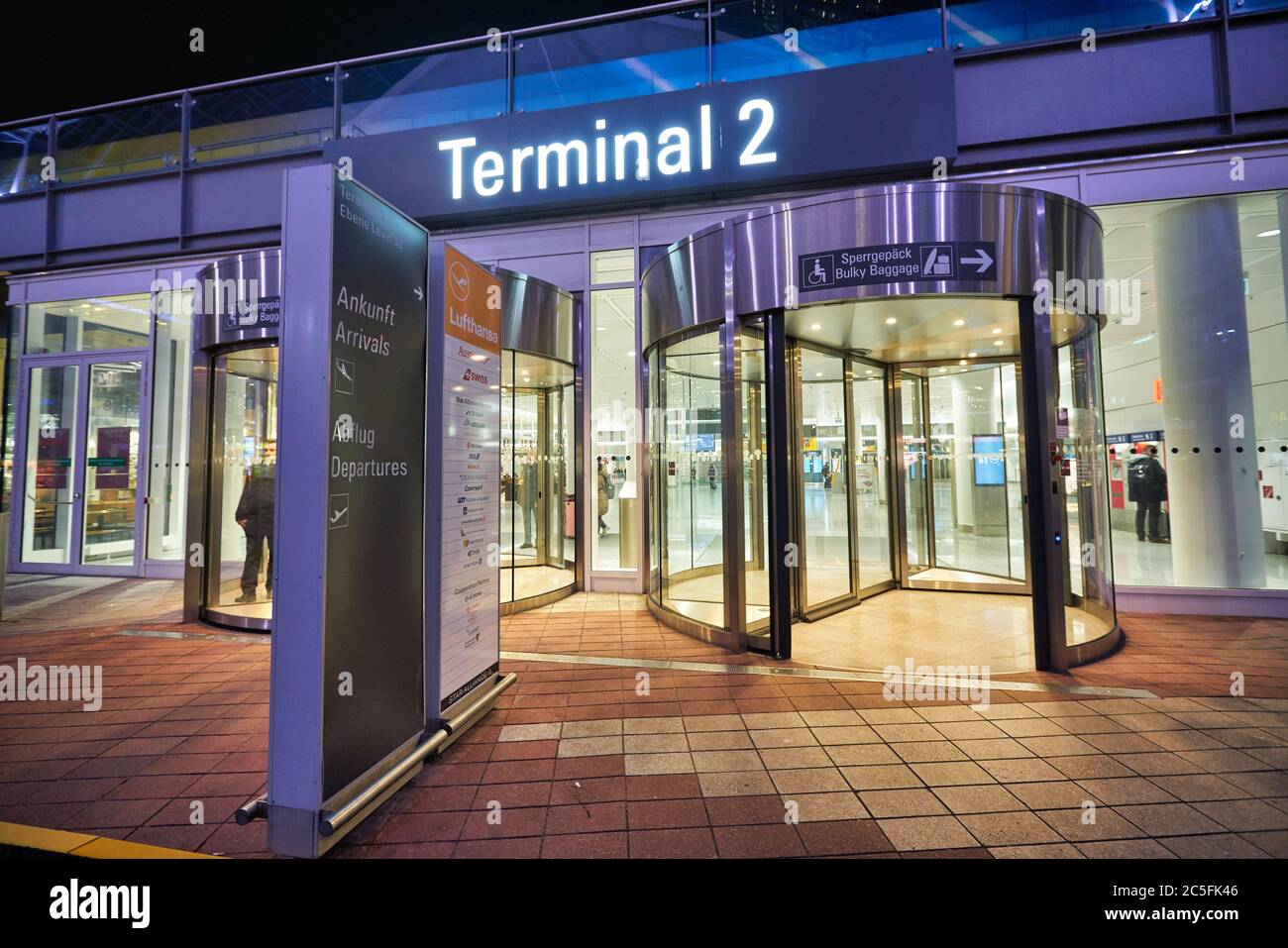 MÜNCHEN, DEUTSCHLAND - CIRCA JANUAR 2020: Eingang zum Terminal 2, Flughafen München. Stockfoto