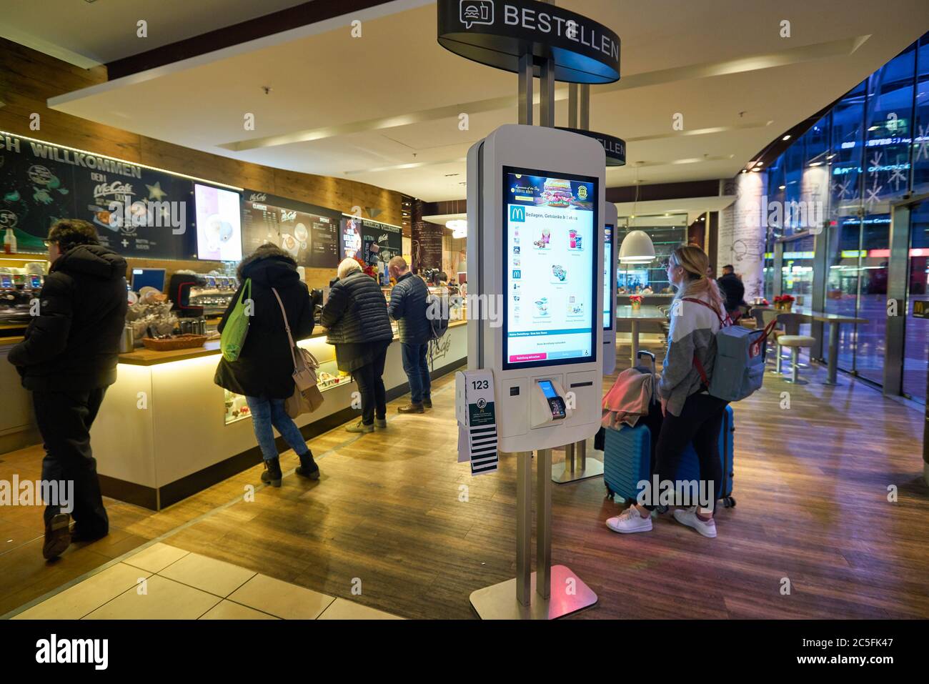MÜNCHEN, DEUTSCHLAND - CIRCA JANUAR 2020: Selbstbestellungs-Kiosk im McDonald's Restaurant am Flughafen München. Stockfoto
