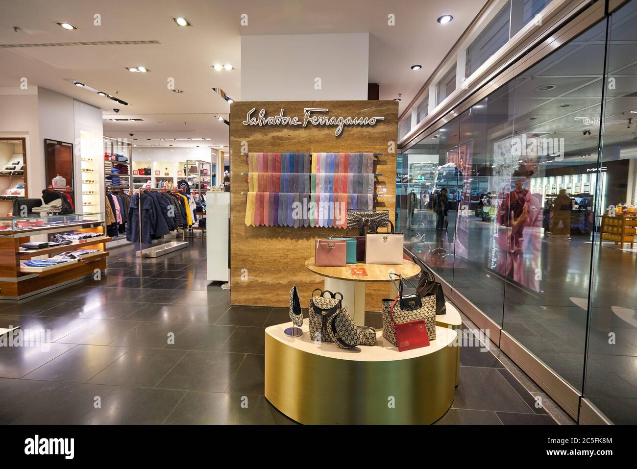 MÜNCHEN, DEUTSCHLAND - CIRCA JANUAR 2020: Salvatore Ferragamo Produkte werden in einem Geschäft am Flughafen München ausgestellt. Stockfoto