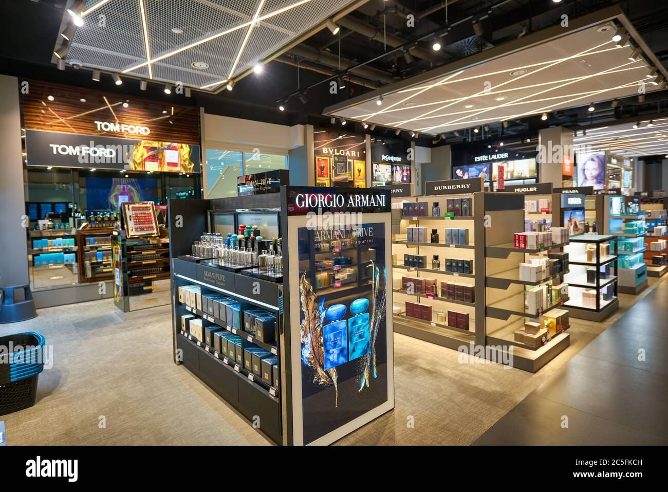 MÜNCHEN, DEUTSCHLAND CIRCA JANUAR 2020 Waren auf der Duty Free