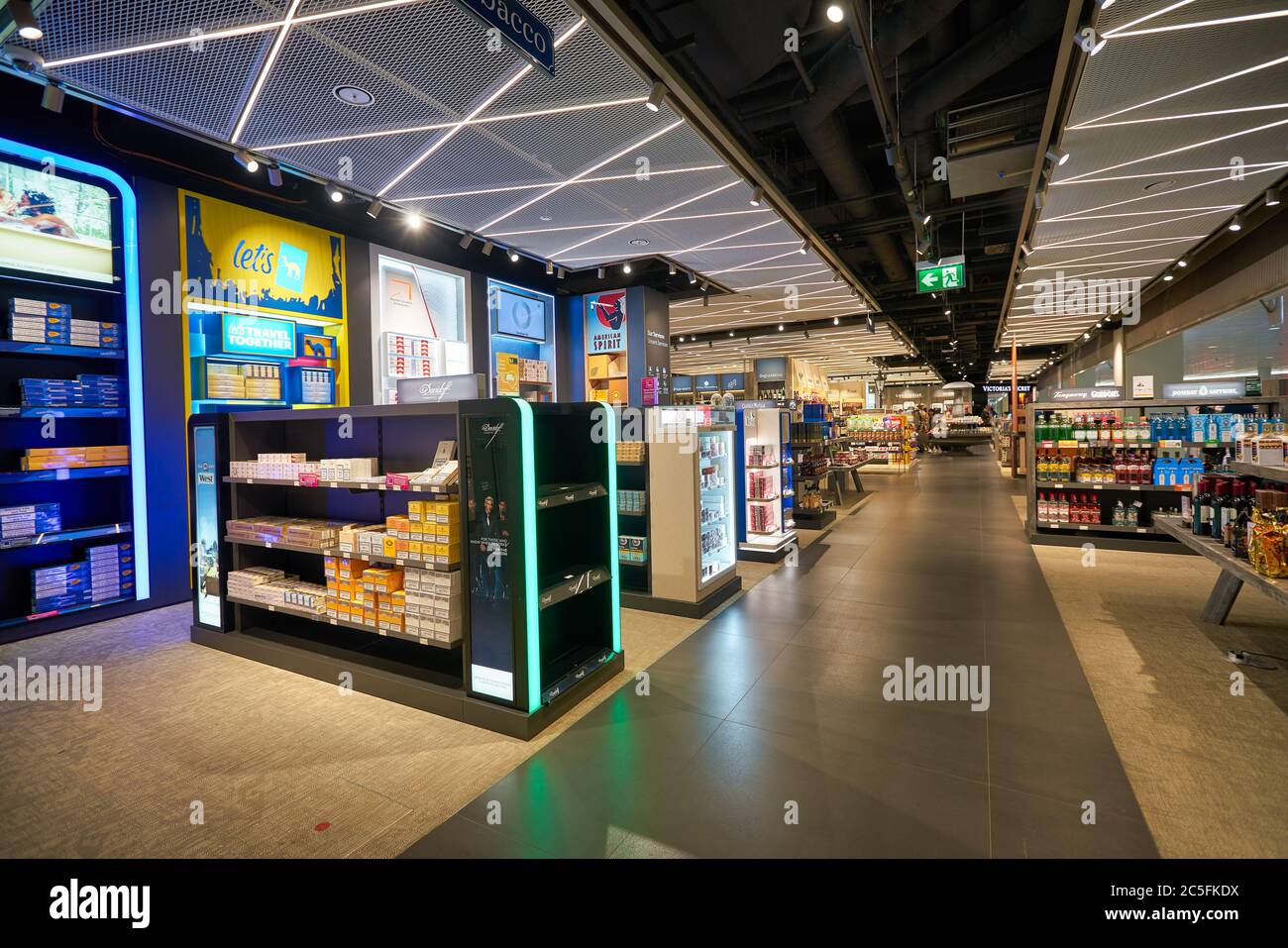 MÜNCHEN, DEUTSCHLAND - CIRCA JANUAR 2020: Duty Free am Flughafen München. Stockfoto