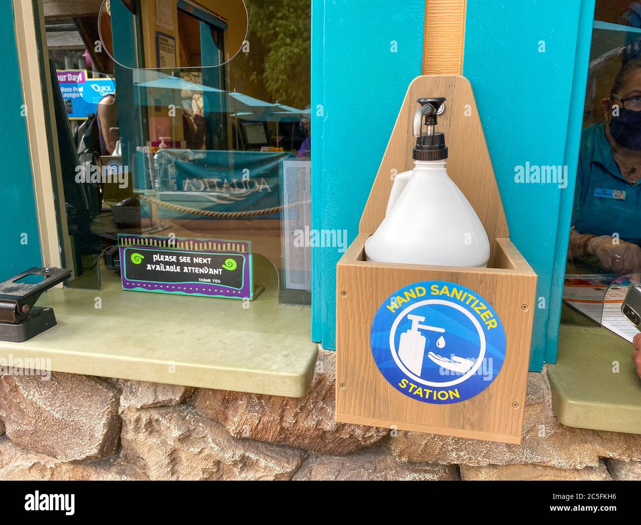 Orlando, FL/USA - 18. Juni 10: Eine Flasche Handdesinfektionsstation in SeaWorld Aquatica nach der Wiedereröffnung im Juni 2020 Stockfoto