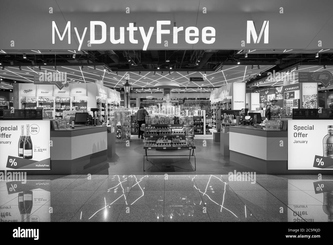 MÜNCHEN, DEUTSCHLAND - CIRCA JANUAR 2020: Duty Free am Flughafen München. Stockfoto