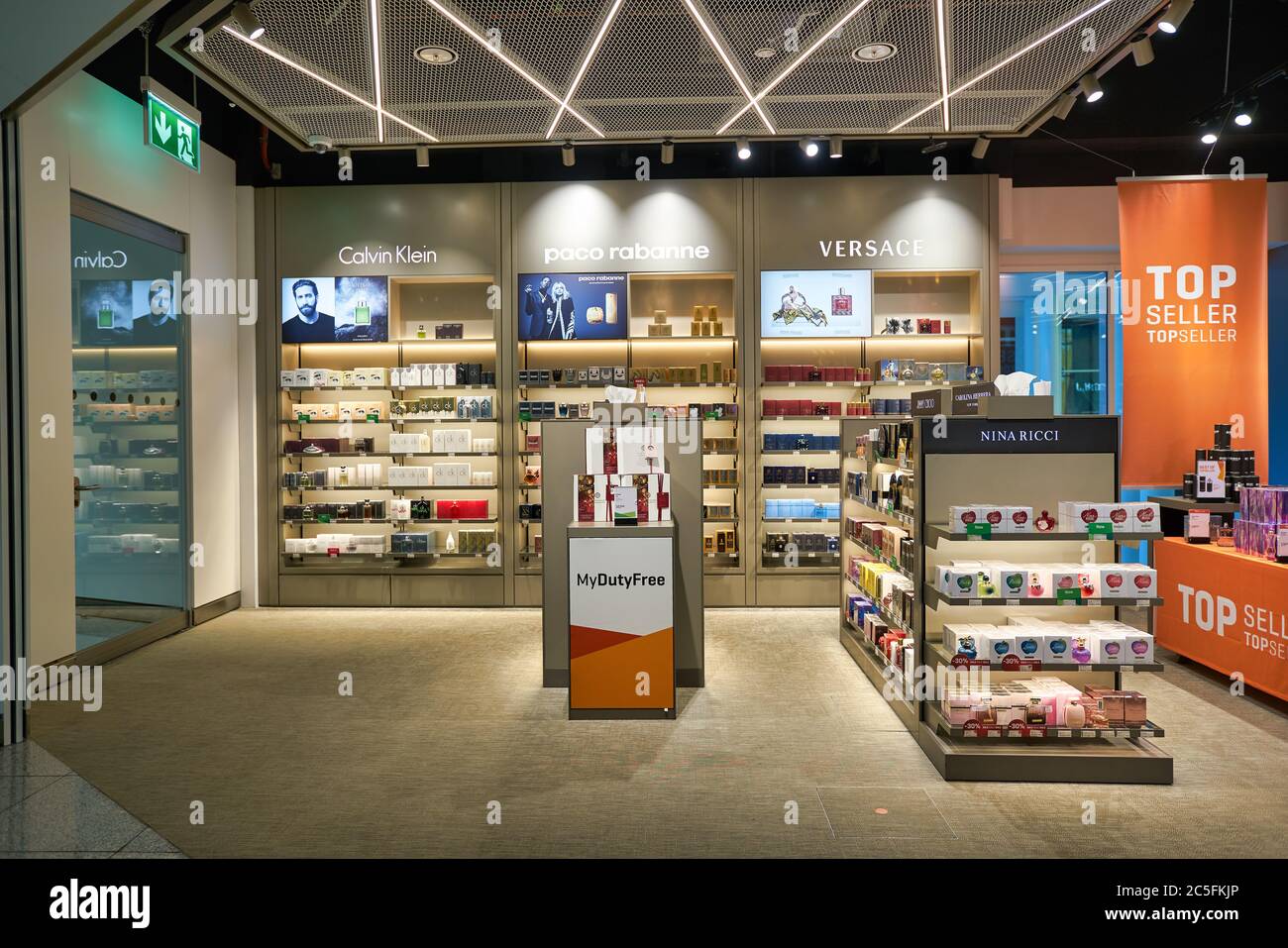 Duty free shop munich airport Fotos und Bildmaterial in hoher