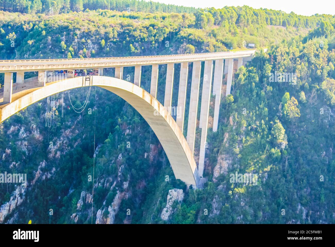 Bloukrans Bunjee jumping Brücke ist eine Bogenbrücke in der Nähe von Nature's Valley und Knysna an der Garden Route in der Western Cape Südafrika entfernt Stockfoto