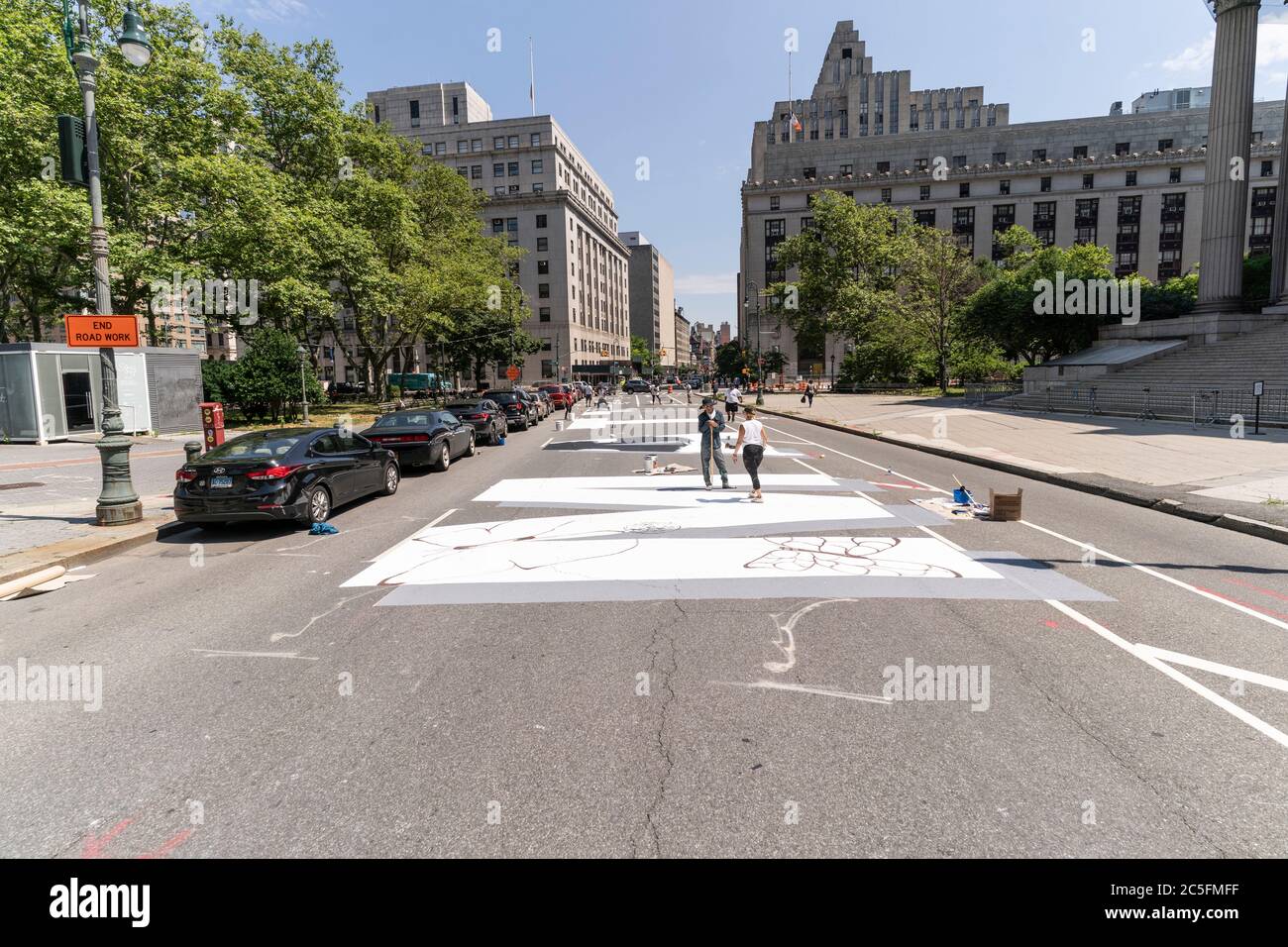 New York, NY - 2. Juli 2020: Die mit Black Lives Matter bemalte Mittelstraße wurde von Künstlern und Freiwilligen vor dem Bundesgerichtshof bemalt Stockfoto