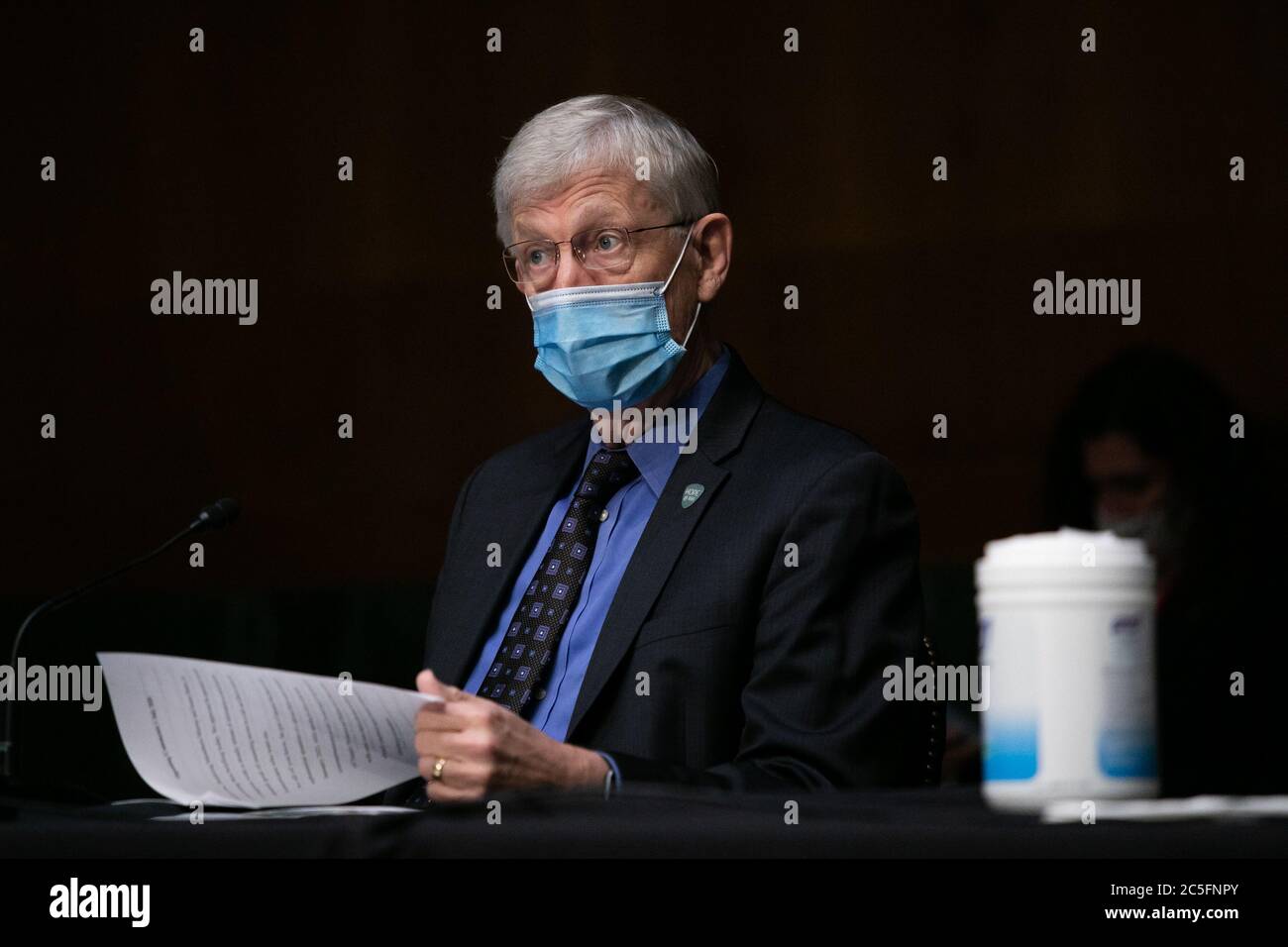 (200702) -- WASHINGTON, 2. Juli 2020 (Xinhua) -- Francis Collins, Direktor des National Institutes of Health (NIH) der USA, nimmt an einer Anhörung des Unterausschusses für Arbeit, Gesundheit und menschliche Dienste, Bildung, Und verwandte Agenturen über den Plan, am 2. Juli 2020 einen Coronavirus-Impfstoff auf dem Capitol Hill in Washington, DC, USA, zu erforschen, herzustellen und zu vertreiben. (Graeme Jennings/Pool via Xinhua) Stockfoto