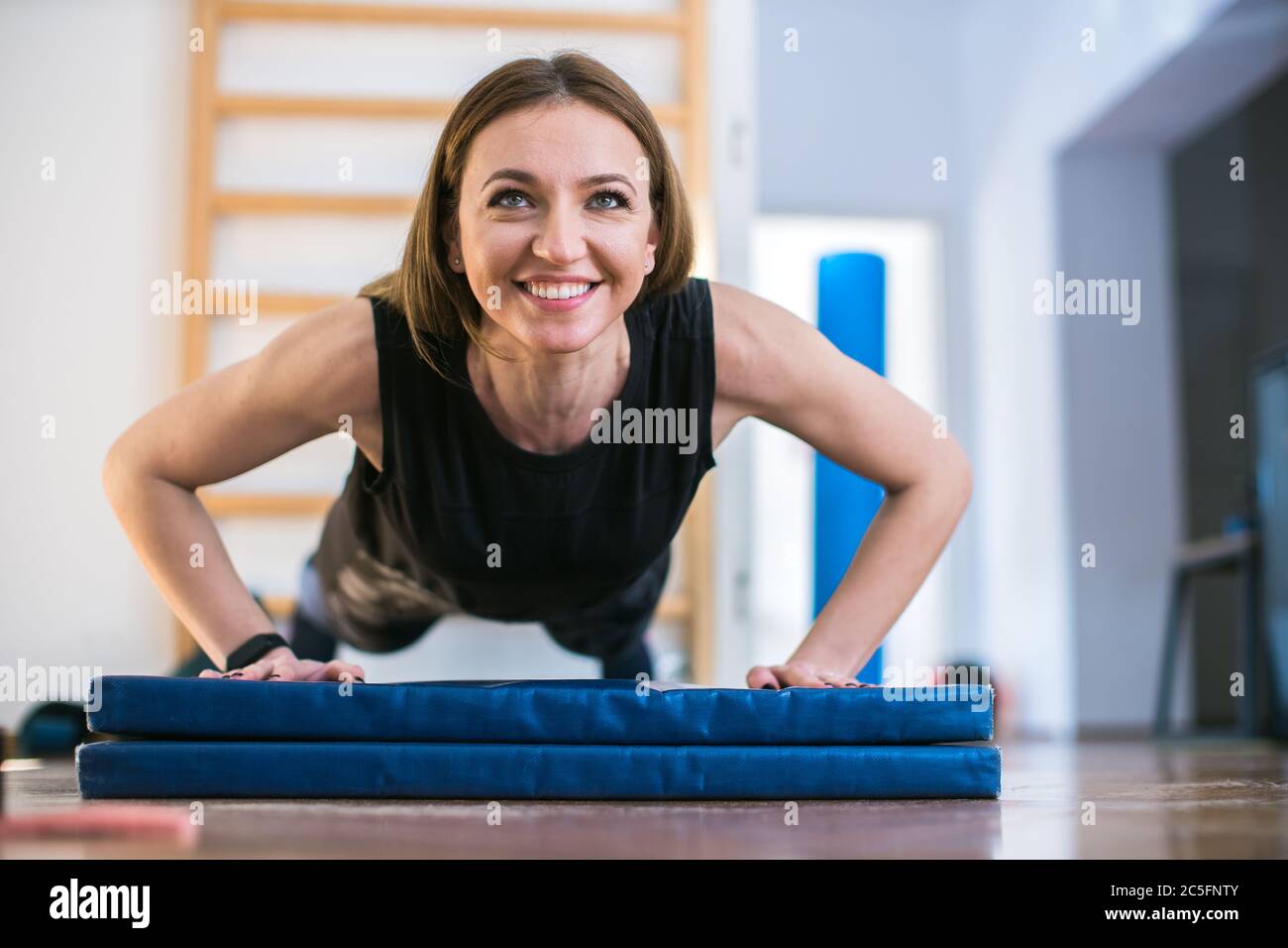 Junge Frau beim Training im Fitnessstudio Stockfoto