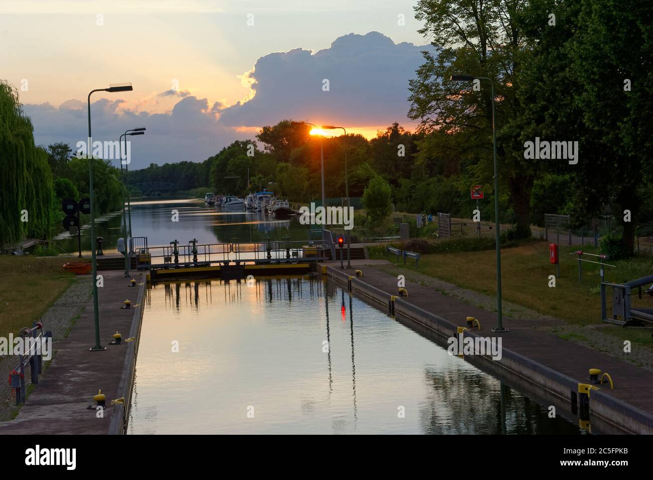 Sonnenuntergang am Limmer Schleuse von Continental Limmer. Stockfoto