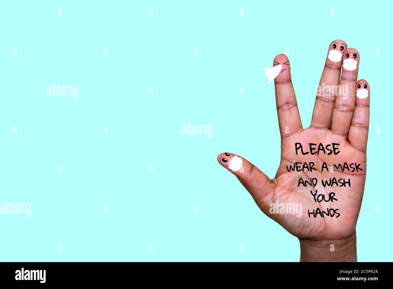 Eine Hand mit Fingergesichtern Gesichtsmasken mit einem Finger niesen, bitte tragen Sie eine Maske und waschen Sie Ihre Hände Text auf der Hand, mit Kopierraum Stockfoto