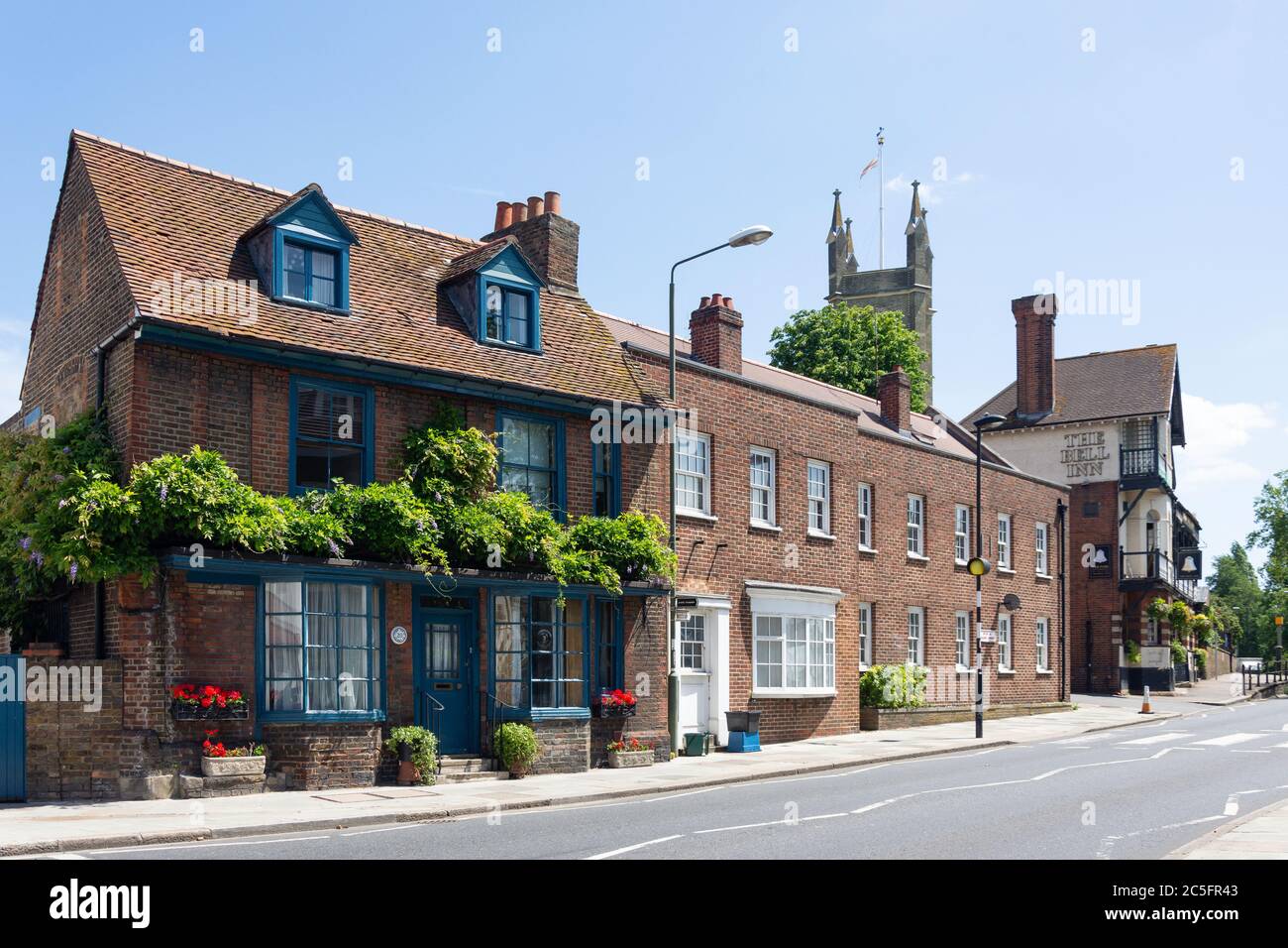 St Mary's Church and Bell Inn, Thames Street, Hampton, Borough of Richmond upon Thames, Greater London, England, Vereinigtes Königreich Stockfoto