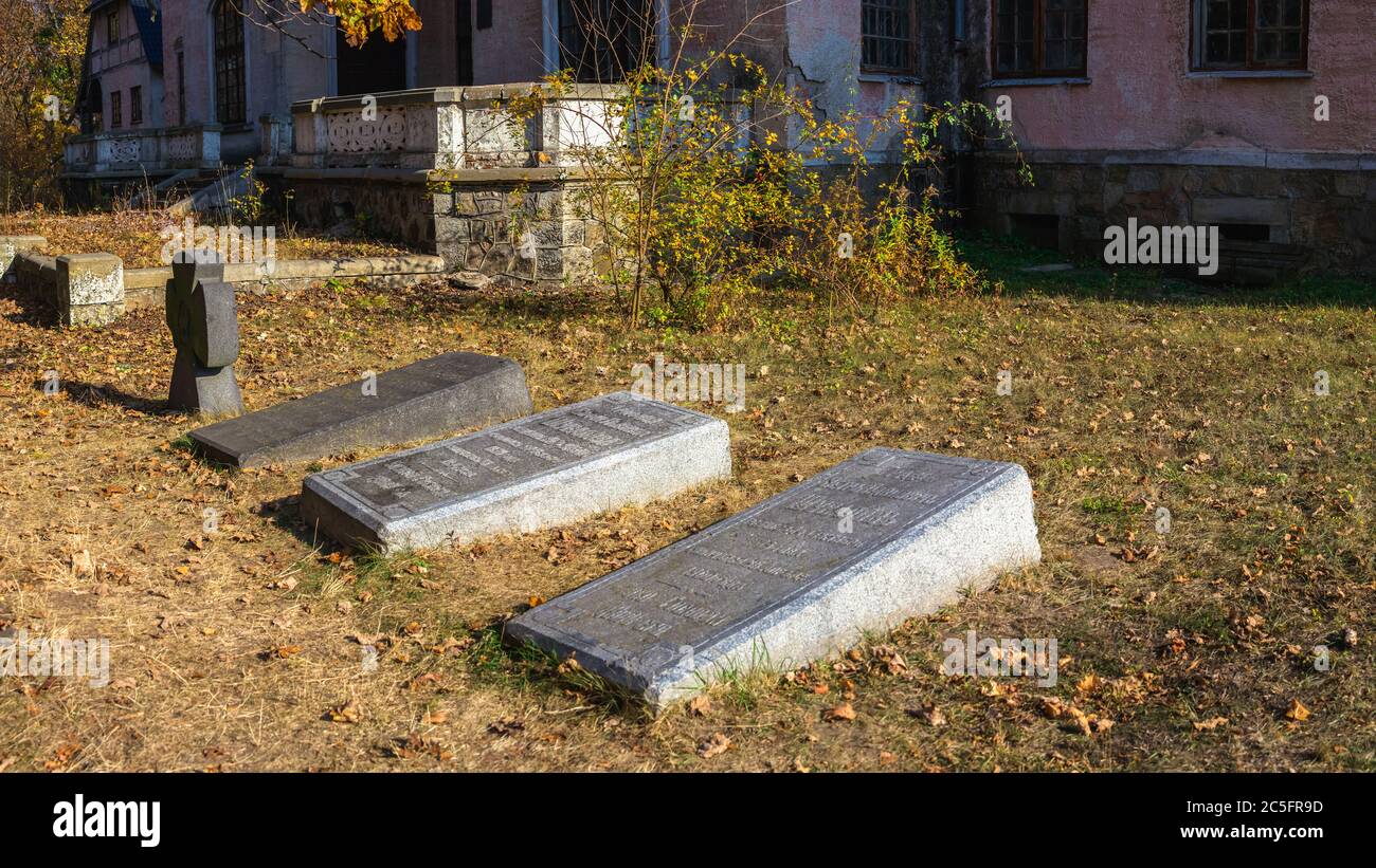 Talne, Ukraine 10.19.2019. Verlassene Graf Schuwalow Palast in Talne Dorf, Tscherkassy Region, Ukraine, im Herbst Stockfoto